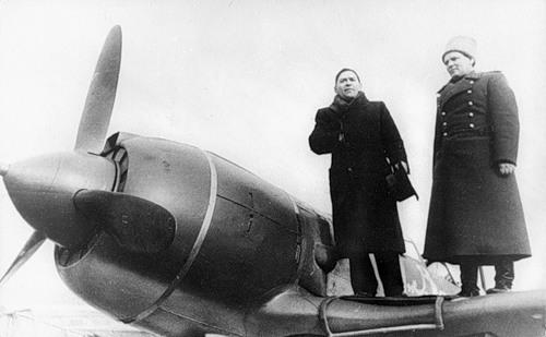 Леонид Осипович Утёсов на крыле истребителя Ла-5ФН 'Весёлые ребята' подаренном музыкантами его джаз-оркестра лётчикам.