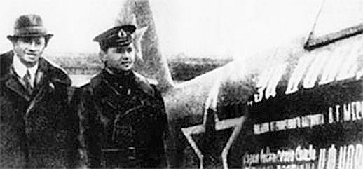 К.Ф.Ковалёв и В.Г.Мессинг у подаренного самолёта.