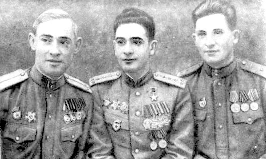 А.Г.Кулиев (в центре) с товарищами.