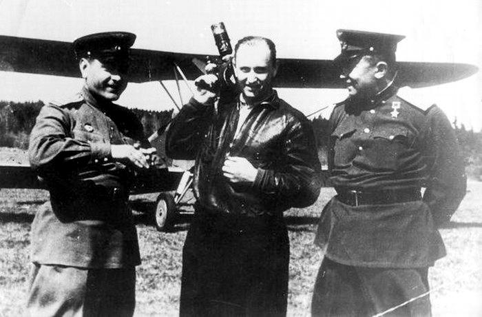 А. Мересьев (слева) и А. Марков с фронтовым корреспондентом.