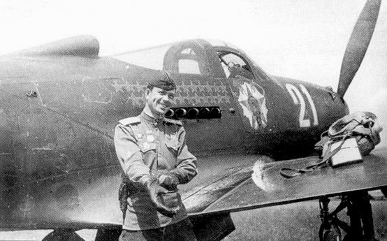 Ф.И.Шикунов у своего самолёта.