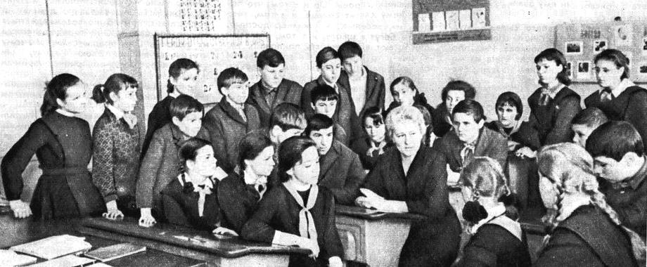 Сестра Ивана Бочкова беседует со школьниками.