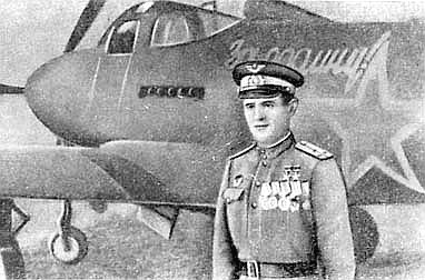 Н.Д.Гулаев возле своей 'Аэрокобры'
