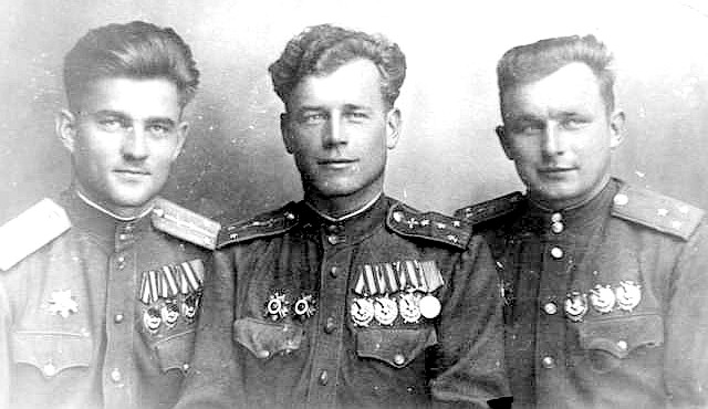 С.Н.Моргунов (в центре) с товарищами.