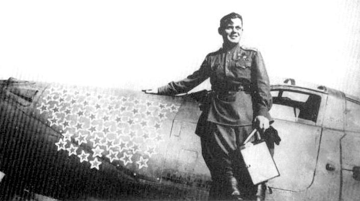 Г.А.Речкалов на крыле своего самолёта. Осень 1944 года.
