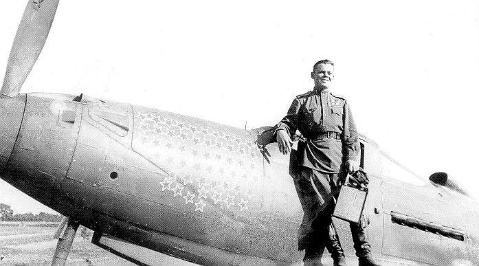 Г.А.Речкалов на крыле Р-39.