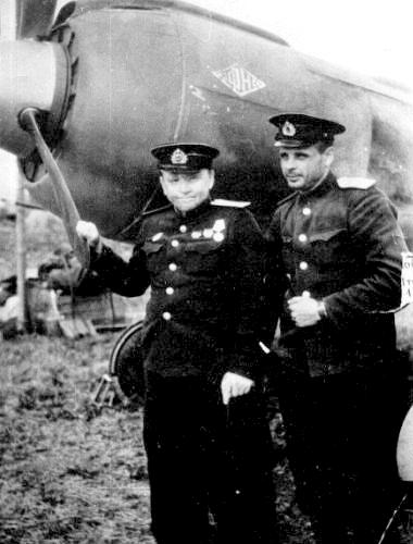 Леонид Белоусов (слева), 1944 год