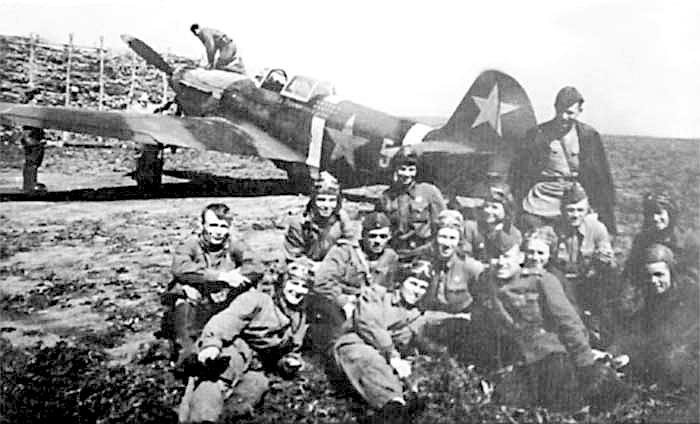 Группа лётчиков у Як-1Б П.М.Чувелёва