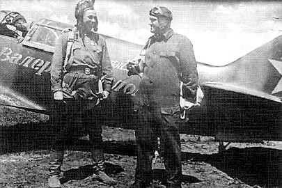 В. Меркулов (слева) и Е. Савицкий.