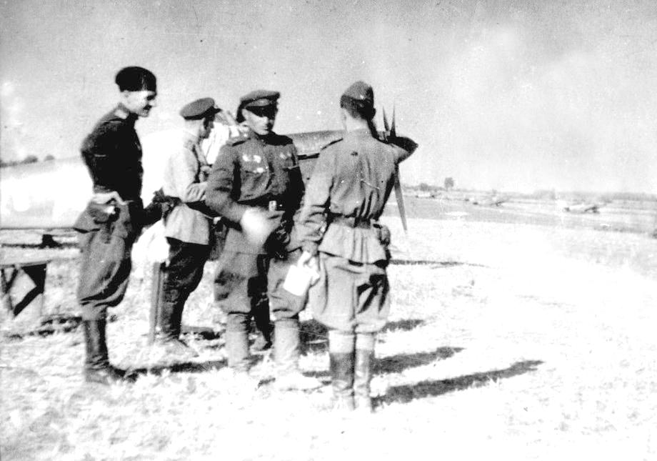 Ф.В.Химич с товарищами по 127-му ИАП. Лето 1943 года.