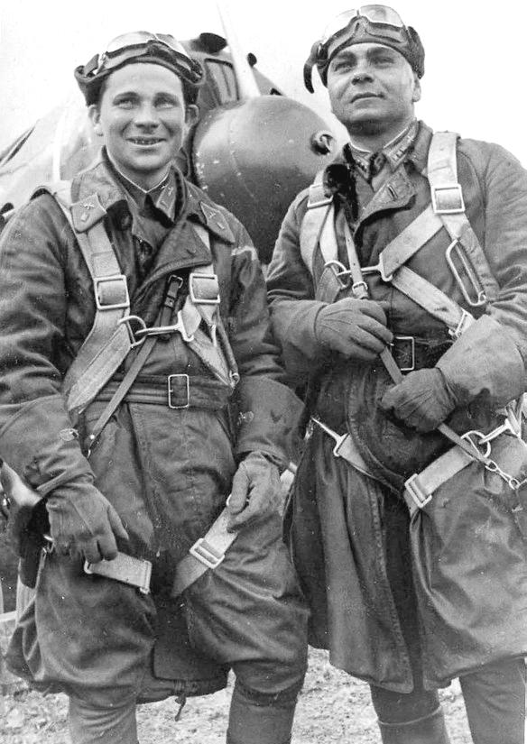 Лётчики 154-го ИАП: Г.Г.Петров (слева) и А.Н.Сторожаков. 1941 г.