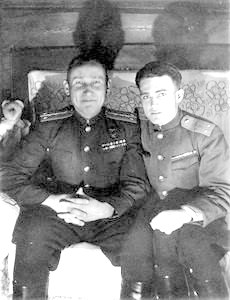 Герой Советского Союза, кавалер ордена Александра Невского Гвардии капитан Похлебаев И.Г. с сослуживцем