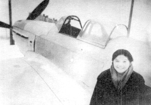 А. Селиванова у первого купленного ею самолёта Як-1.