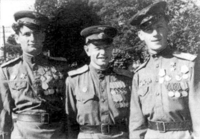 С.Елизаров (справа) с товарищами. 1945 год.