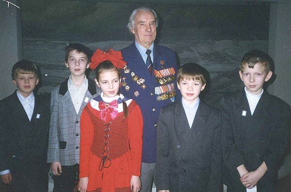 П.Д.Худов с внуками.
