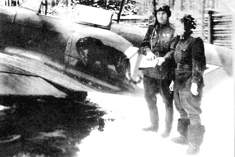Сстарший лейтенант И. И. Ветров (слева).