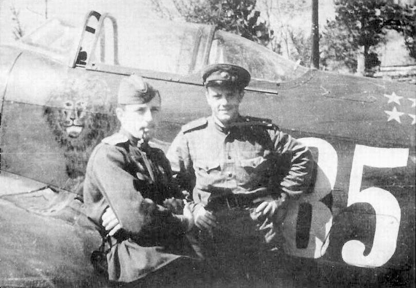 Лётчики 66-го ГвИАП майор И.И.Ветров и младший лейтенант Н.А.Зайцев. Май 1944 г.