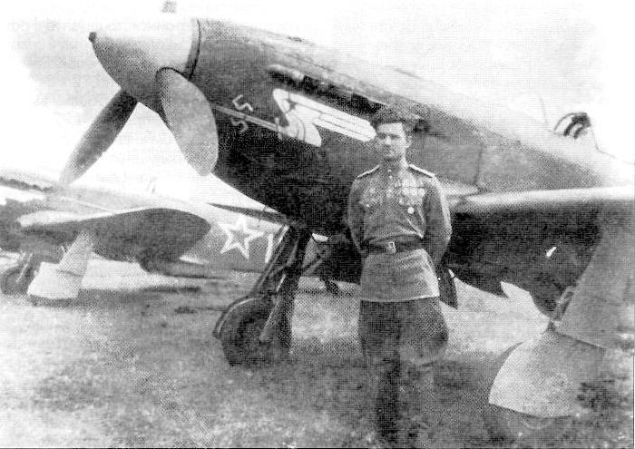 А.Н.Ситковский у своего самолёта.