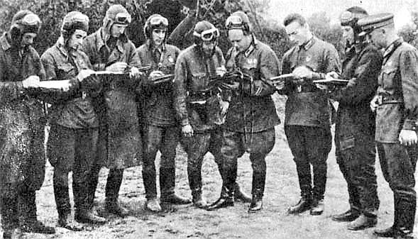 В.И.Александрюк с товарищами по 171-му ИАП. 1942 г.