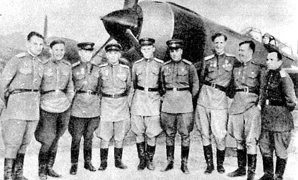 А.Г.Шевцов с товарищами по 171-му ИАП. 1944 год.