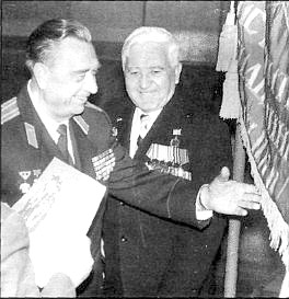 У знамени 34-го ИАП Г.Н.Урвачёв (в форме) и А.M.Фирсов.
