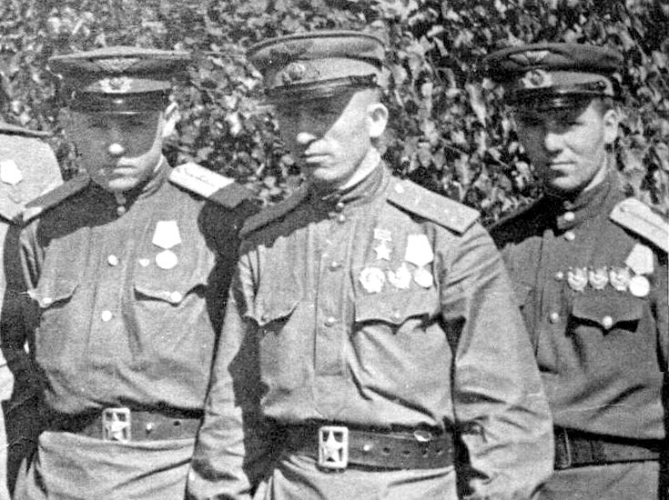 Капитан П.Н.Белясник (в центре) с товарищами
