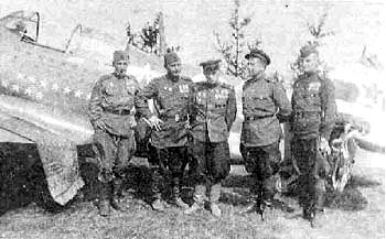 С.Ф.Долгушин (в центре) и его Ла-7