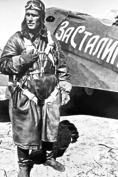 Б.Ф.Сафонов у самолёта И-16.