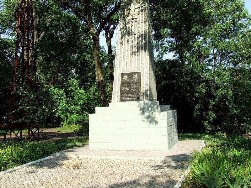 Монумент памяти Семенишина и Лавицкого.