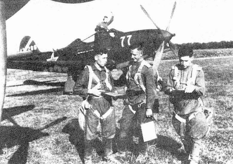 А.И.Свистунов и Н.В.Стройков у самолёта Р-39.