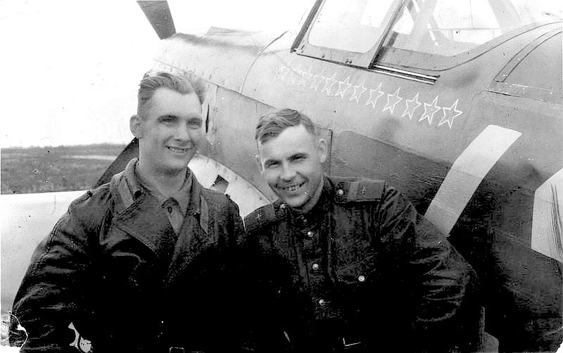 В.М.Манкевич (слева) у своего самолёта.