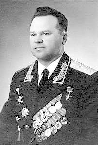 Генерал-майор авиации И.И.Романенко.