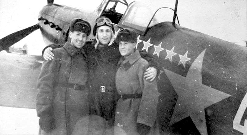 Капитан Н.А. Козлов(в центре) возле своего Як-1Б.
