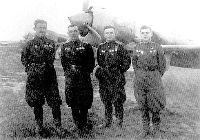 Группа лётчиков 32-го ГвИАП. Лето 1943 г.