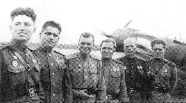 А. И. Кольцов (третий слева)