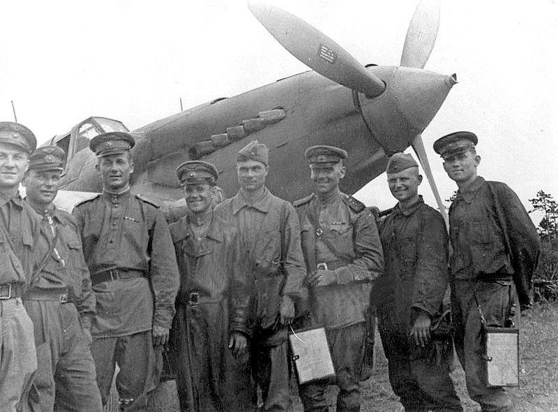 В.И.Козловский (четвёртый слева) с товарищами по 810-му ШАП.