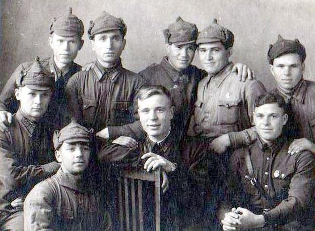 Группа курсантов Чугуевской ВАШП. 1940 г.