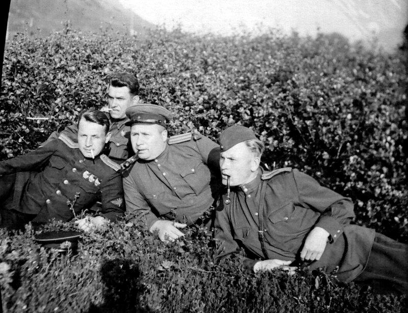 Группа лётчиков на острове Кильдин, лето 1943 года.
