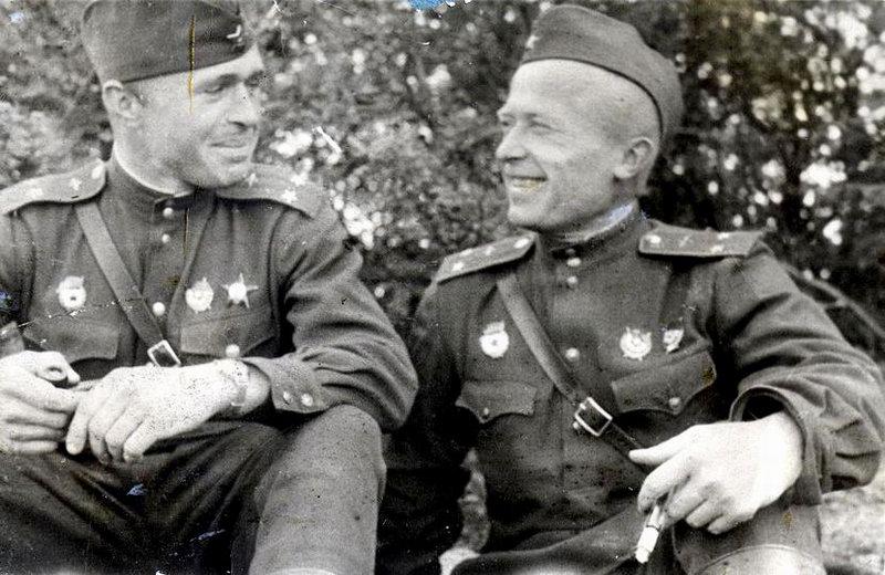 Подполковники Ф. Д. Елисеев и С. Н. Чирва на аэродроме Будановка.