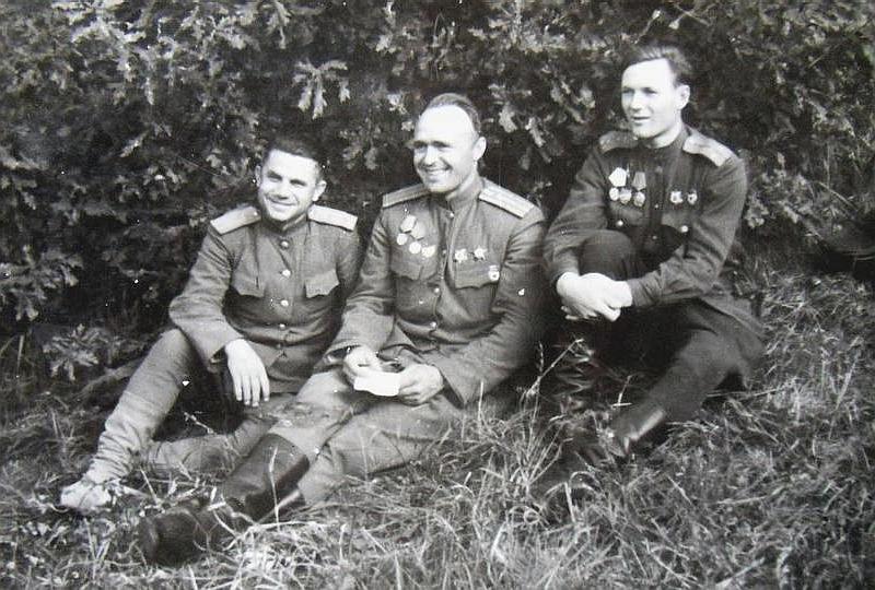 Слева направо: майор Королёв, подполковник Елисеев, капитан Найденов.