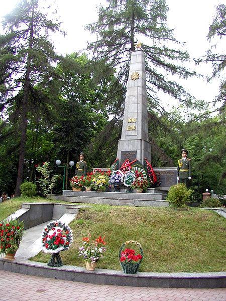 Братская могила, в которой похоронен<br>Гвардии подполковник Ф. Д. Елисеев.