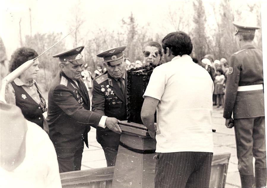 Перезахоронение останков лётчика, 1976 г.