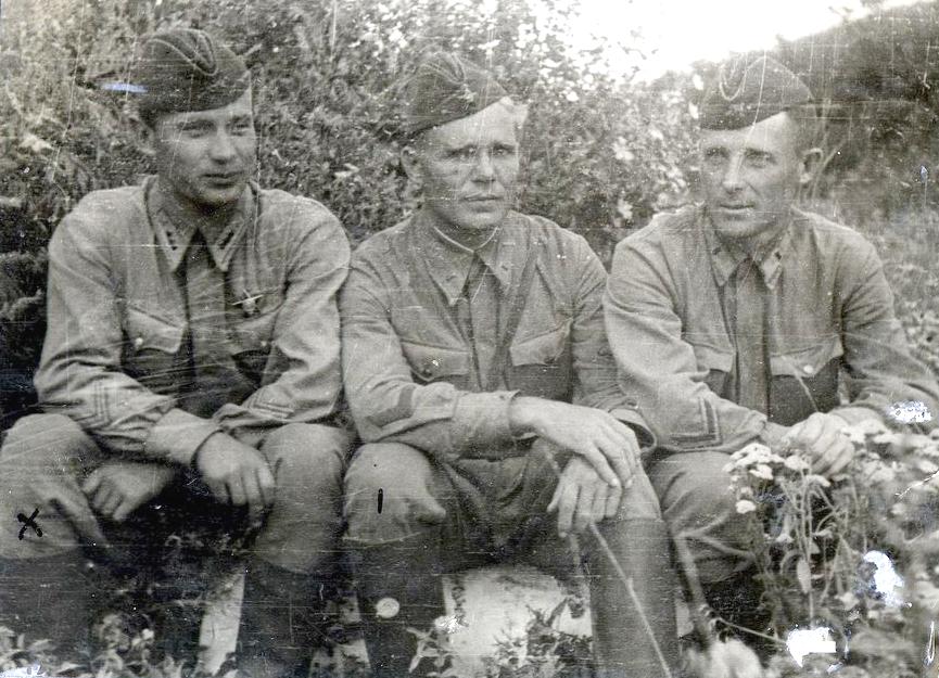 Капитан Г.В.Крюков (в центре). 1942 г.