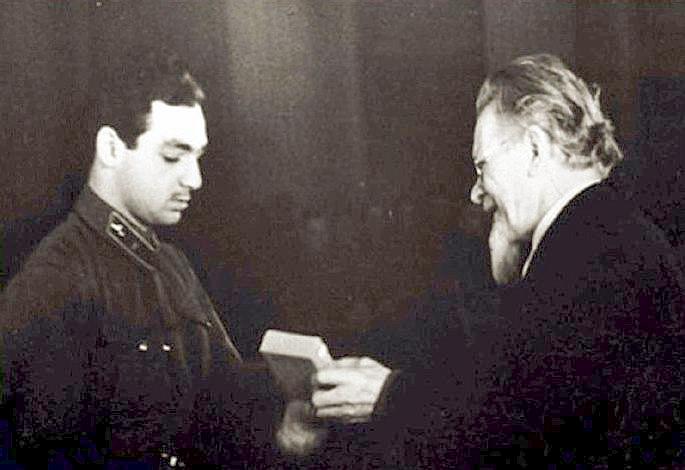 М.И.Калинин вручает С.А.Микояну орден Красного Знамени. 1942 г.