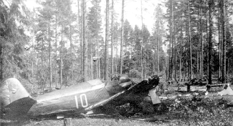 Як-1 П. Д. Журавлёва после аварийной посадки в лесу.