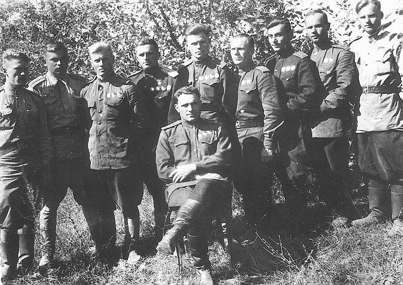 А.Г.Маркелов с лётчиками 88-го ИАП.