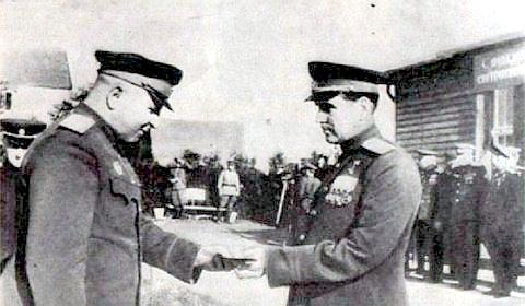 Вручение награды генерал - лейтенанту Е.М.Николаенко. 1945 г.
