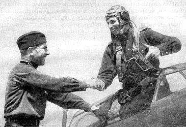 В.И.Веденеев (слева) поздравляет Д.В.Ермакова с победой, июнь 1944 год