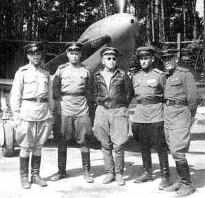 А. Д. Якименко (в центре) среди пилотов полка