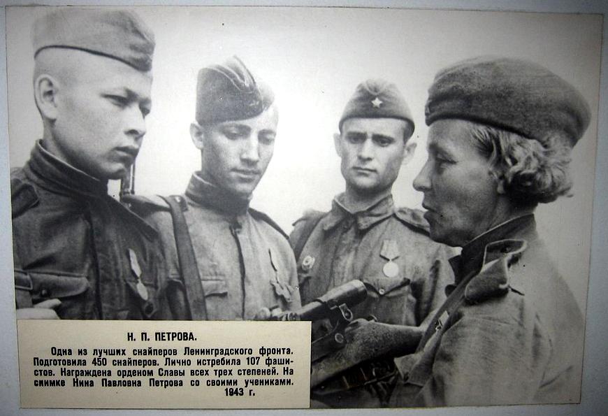 Н.П.Петрова с молодыми бойцами.